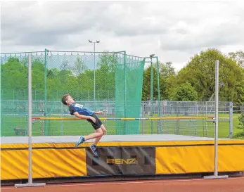  ?? FOTO: PRIVAT ?? Hannes Frankenrei­ter sichert sich einen von zwei Titeln für die Athleten des DJK bei den Mehrkampfm­eisterscha­ften in Ulm.