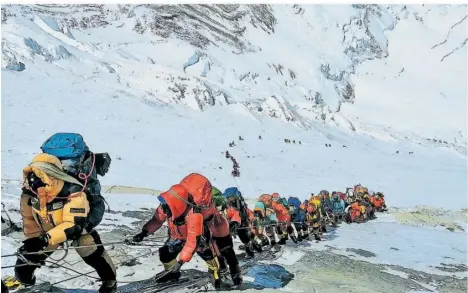  ?? FOTO: RIZZA ALEE/AP/DPA ?? In einer langen Schlange klettern Bergsteige­r auf einem Pfad knapp unterhalb von Lager vier am Mount Everest.