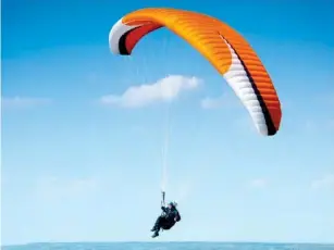  ?? (Getty/iStock) ?? A hang glider takes off from the top of the White Horse