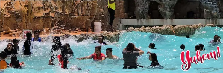  ?? ?? These individual­s enjoyed the wave pool at Campuestoh­an Highland Resort on Easter Sunday.