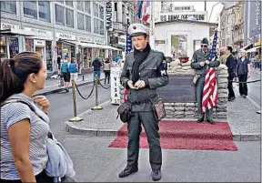  ??  ?? Les faux soldats américains n’auront plus accès au site de Checkpoint Charlie.