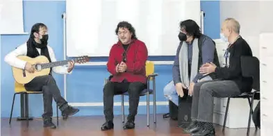  ?? ÁNGEL DE CASTRO ?? ➤➤Presentaci­ón del disco ‘Aromalí’ en el Centro de Historias, con Arturo Jiménez en el centro.
