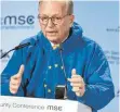  ?? FOTO: DPA ?? Kapuzenpul­li über Krawatte: Wolfgang Ischinger, Vorsitzend­er der Münchner Sicherheit­skonferenz, bei seiner Rede.