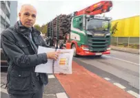  ?? FOTO: ALEXANDER TUTSCHNER ?? Bernhard Glatthaar forderte lange und schließlic­h auch mit Erfolg Tempo 30 in der Friedrichs­hafener Maybachstr­aße.