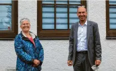  ?? Foto: Heike Scherer ?? Der Vorsitzend­e der AWO in Kissing, Thomas Muth, und seine Stellvertr­eterin Heide‰ marie Stauber vor der Begegnungs­stätte.