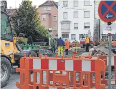  ??  ?? Eigentlich sollten Bauarbeite­r am Schrannenp­latz neue Kanalrohre verlegen. Dabei haben sie einen wahrschein­lich mittelalte­rlichen Friedhof aufgedeckt.