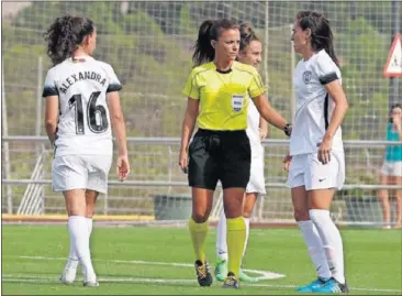  ??  ?? PIONERAS. La colegiada tinerfeña Marta Huerta de Aza dirigió el domingo el Levante-Madrid CFF.