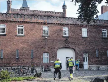  ?? FOTO: BERND THISSEN/DPA ?? Mitarbeite­r der Spurensich­erung gehen zum Eingang des Gefängniss­es in Münster. Ein Häftling ist dort bei einem Polizeiein­satz erschossen worden.