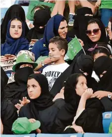  ?? APA/AFP ?? Saudische Frauen durften erstmals die Zeremonie zum Nationalfe­iertag im Stadion verfolgen