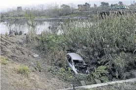  ?? N. GARCIA ?? Ayer. El auto en el que iban 4 jóvenes, a la vera del Riachuelo.