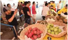  ??  ?? Visitors enjoying the offerings at Horizon L&L’s ‘Just Do Eat: Musang King’ at fruit fiesta recently.