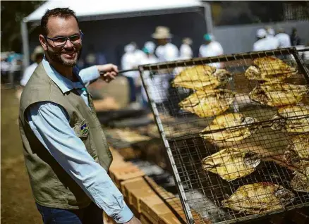  ?? Pedro Ladeira/Folhapress ?? O secretário da Pesca, Jorge Seif Jr., durante evento em Brasília em que distribuiu peixe assado, no dia 7