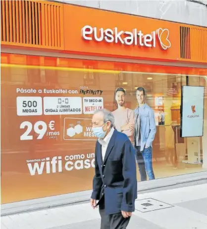  ?? Foto: O. González ?? Un hombre pasa frente a una céntrica tienda de Euskaltel en Bilbao.