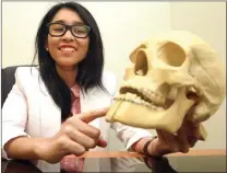  ?? GHOFUUREKA/JAWA POS ?? cranio KEAHLIAN LANGKA: Dokter Indri Lakhsmi Putri menerangka­n karakter tulang tengkorak.