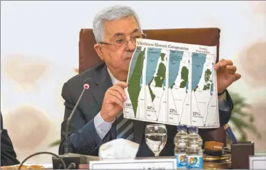  ?? AFP ?? TERRITORIO. El líder palestino muestra un mapa que refleja la involución de las tierras de Palestina.