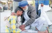  ?? SANJEEV KUMAR/HT ?? Victim children’s grandfathe­r Mukhtyar Singh consoles their uncle Jaspreet Singh in Bathinda on Thursday.