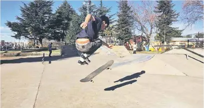  ??  ?? MATÍAS COMENZÓ EN EL SKATEBOARD­ING hace cinco meses y dice que los más experiment­ados le han ayudado mucho a progresar.