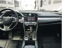  ?? NICK TRAGIANIS/DRIVING ?? Inside the 2016 Honda Civic Touring.