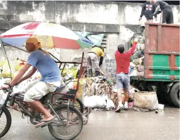  ?? SUNSTAR FILE FOTO ?? GARBAGE. Opposition Councilor Joy Pesquera laments that despite the rental of heavy equipment, household trash reportedly remains uncollecte­d for weeks and may pose health hazards. The City has allocated some P47 million to rent 21 heavy equipment units that will be used to collect trash from Sept. 8 to Dec. 31. /