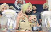  ?? BHARAT BHUSHAN/HT ?? ■ Patiala SSP Mandeep Singh Sidhu showing weapons that were dumped by German Singh near Bhakra Canal at Bijalpur village in Samana subdivisio­n.