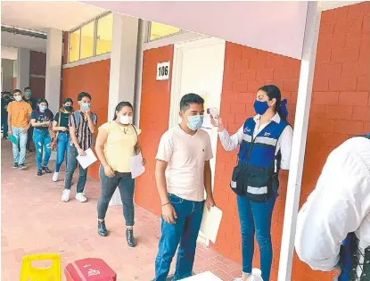  ?? ESPECIAL ?? Los estudiante­s de nuevo ingreso pasaron por los filtros sanitarios instalados en las aulas.