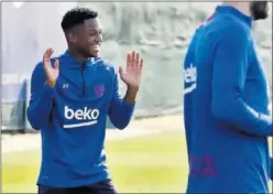  ??  ?? Ansu Fati bromea en un entrenamie­nto reciente con el Barça.