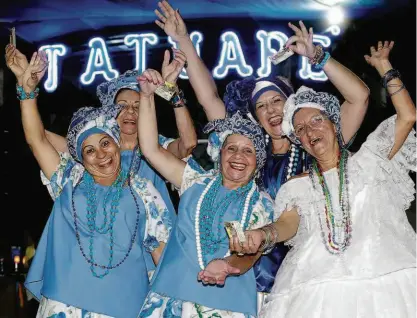  ?? Robson Ventura/Folhapress ?? Integrante­s da ala das baianas exibem as carteirinh­as na quadra da escola de samba Acadêmicos do Tatuapé (zona leste); escola faz análise dos jurados e insiste na fidelidade dos frequentad­ores para vencer