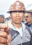  ?? Foto: dpa ?? Ein bolivianis­cher Minenarbei­ter zeigt eine Patrone.