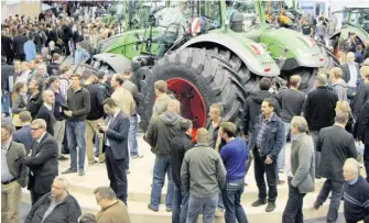  ??  ?? Les tracteurs demeurent l’attraction la plus courue du plus grand salon de machinerie agricole au monde. Les visiteurs se pressaient comme des mouches autour des nouveaux monstres fabriqués par la société allemande Fendt.