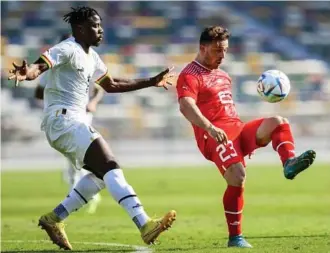  ?? EFE ?? Salisu, ante Shaqiri en el último amistoso jugado por Ghana frente a Suiza antes del Mundial.