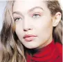  ??  ?? Gigi Hadid sports a natural look in keeping with one of the biggest beauty trends for fall.