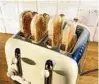  ??  ?? Im Toaster sammeln sich viele glutenhalt­ige Krümel. F: istock