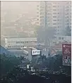  ??  ?? Polución. Aire visiblemen­te contaminad­o en Yakarta, Indonesia.