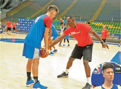  ?? FOTO CORTESÍA NBA ?? Jerónimo Villegas enfrenta a Juan Diego Tello quien hizo las veces de instructor en el campamento de la NBA en Medlelín.