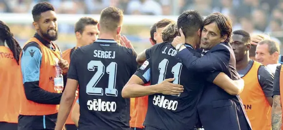  ??  ?? Abbraccio Simone Inzaghi, 42 anni, e i suoi giocatori dopo la vittoria a Parma (2-0)