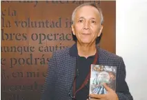  ??  ?? Arturo Santamaría presentó ayer su libro Cocineros y chefs en Mazatlán. De las carretas y la comida china al restaurant­e gourmet.