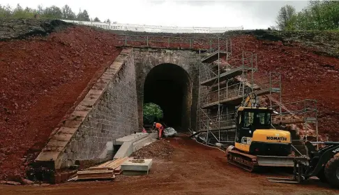  ?? FOTO: JENSEN ZLOTOWICZ ?? Seit Wochen ist die Unterführu­ng „Einfahrerh­äuschen“an der Bundesstra­ße  kurz hinter Eisenach eine Baustelle. Das im Zuge des Baus der Werrabahn / entstanden­e Bauwerk wird von einer Firma aus Berka/werra saniert.