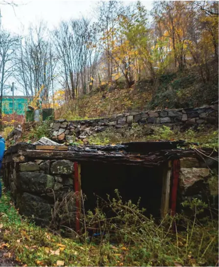  ?? FOTO: ELISABETH GROSVOLD ?? hvordan de har tenkt å rehabilite­re murene og rive restene etter det nedbrente huset i Barbudalen. I bakgrunn ser vi Barbu