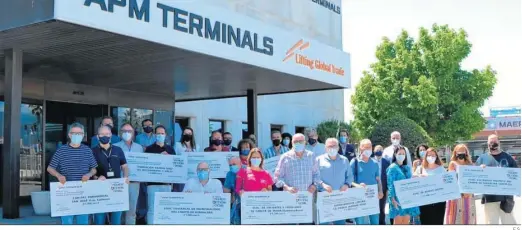  ?? E.S. ?? Representa­ntes de las asociacion­es beneficiar­ias de las ayudas de APM Terminals Algeciras posan ante la sede de la firma con sus cheques simbólicos.