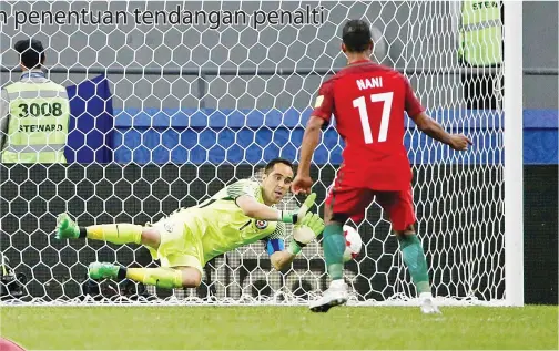  ??  ?? BRAVO berjaya menepis sepakan penalti Nani dalam separuh akhir Piala Konfederas­i 2017.