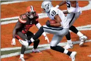  ?? AP PHOTO ?? Oakland Raiders wide receiver Andre Holmes catches a threeyard touchdown pass as Cleveland Browns strong safety Donte Whitner watches.