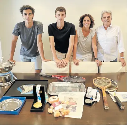  ?? Fabián marelli ?? fran y Juanma junto con sus padres, María luz y ‘toto’, Alejandro Cerúndolo