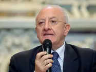  ??  ?? In campoIl presidente della Regione Campania, Vincenzo De Luca, si è subito mobilitato