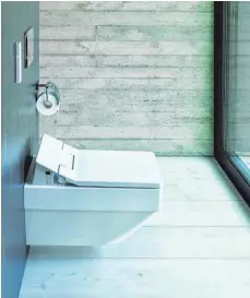  ?? FOTO: DURAVIT/DPA ?? SensoWash Slim ist ein Dusch-WC-Aufsatz von Duravit, hier auf Modell Vero Air mit rechteckig­er Außen- und runder Innenform.