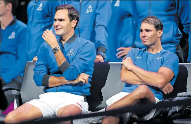  ?? ?? Roger Federer y Rafa Nadal lloran después del partido de dobles, el último de la carrera del suizo, que perdieron contra Sock y Tiafoe en el O2 Arena de Londres.