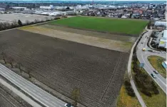  ?? ?? Das Luftbild zeigt die Fläche zwischen der OMV-Tankstelle und dem ehemaligen Kieswerk in Meitingen.