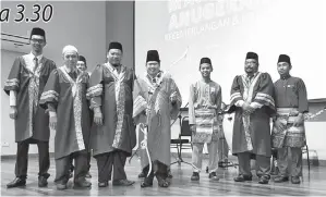  ??  ?? RAISIN (empat kiri) merasmikan Majlis Anugerah Kecemerlan­gan SMA MAIWP Labuan 2018 sambil diperhatik­an Hasnizan (tiga kiri), Ahmad Saifuddin (kiri) dan Ahmad Junid (dua kiri).