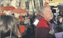  ?? (Photo E. M.) ?? José Bové s’est mêlé hier au millier de participan­ts au rassemblem­ent « colère rouge » pour dénoncer les rejets polluants accordés par l’État à l’usine de Gardanne.