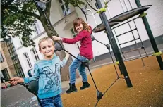  ?? FOTO: ANNE ORTHEN ?? Jonas (6) und Carolin (7) gehen am Himmelgeis­ter Standort der katholisch­en St. Apollinari­s-Grundschul­e in den Offenen Ganztag.