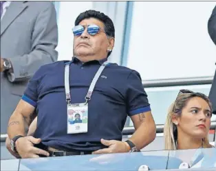  ??  ?? ESPECTADOR. Diergo Armando Maradona en el estadio.